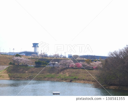 從香川縣高松市原香川縣園藝研究中心眺望高松機場的讚岐花園 138581355