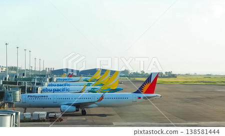 菲律賓航空和宿霧太平洋航空的飛機並排停放 菲律賓航空和宿霧太平洋航空的飛機並排停放 138581444