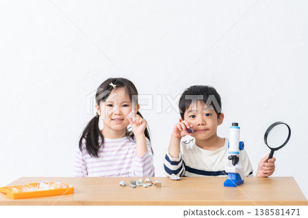 孩子們在研究礦物並進行科學實驗 孩子們在研究礦物並進行科學實驗 138581471
