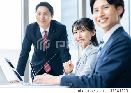 女企業家們正在辦公室開會。拍攝協助單位:電波學園教育基金會、東京電子大學。 女企業家們正在辦公室開會。拍攝協助單位:電波學園教育基金會、東京電子大學。 138581503
