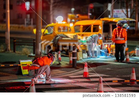 Nighttime construction work, late-night work, road construction, tactile paving for the visually impaired. 138581593