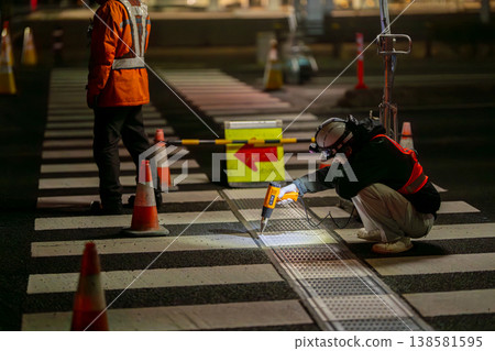 夜間施工、深夜施工、道路施工、為視障人士鋪設盲道。 138581595