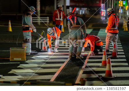 夜間施工、深夜施工、道路施工、為視障人士鋪設盲道。 夜間施工、深夜施工、道路施工、為視障人士鋪設盲道。 138581597