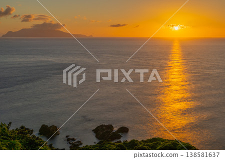 連接口永良部島、屋久島(神靈居住地)的太陽之路(夏季) 連接口永良部島、屋久島(神靈居住地)的太陽之路(夏季) 138581637