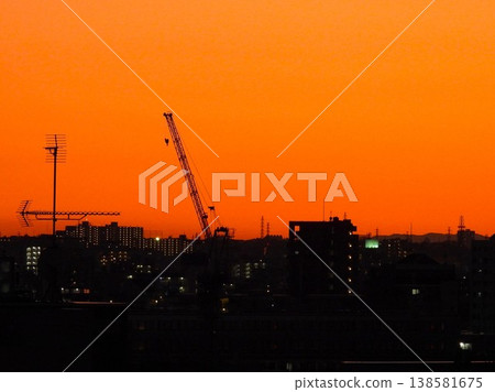 西方的天空被染成了鮮紅色。 138581675