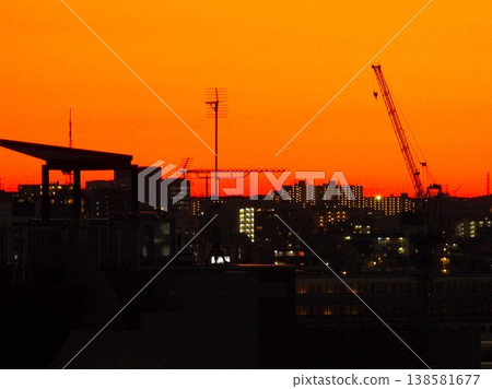 The western sky was dyed bright red. 138581677