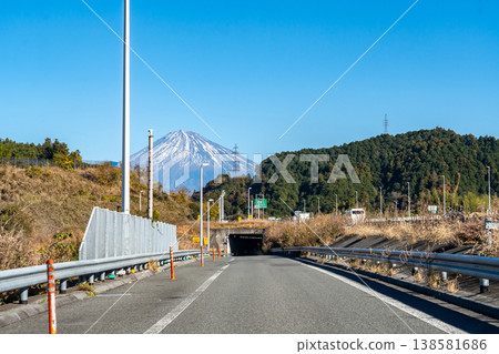 Shizuoka City, Shizuoka Prefecture: Access road to Shimizu Parking Area from the northbound lane of the Shin-Tomei Expressway, offering views of Mt. Fuji. Shizuoka City, Shizuoka Prefecture: Access road to Shimizu Parking Area from the northbound lane of the Shin-Tomei Expressway, offering views of Mt. Fuji. 138581686