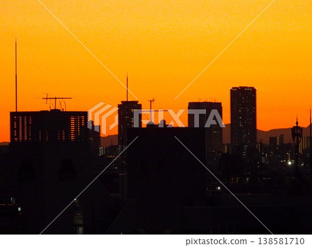 西方的天空被染成了鮮紅色。 西方的天空被染成了鮮紅色。 138581710