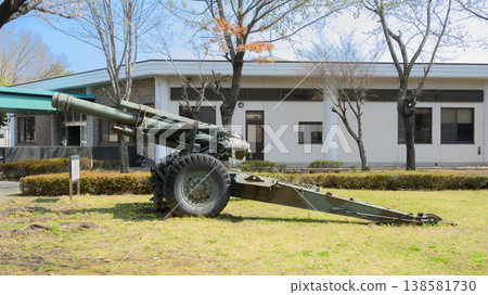 Side view of the Japan Ground Self-Defense Force 155mm Howitzer M1 138581730