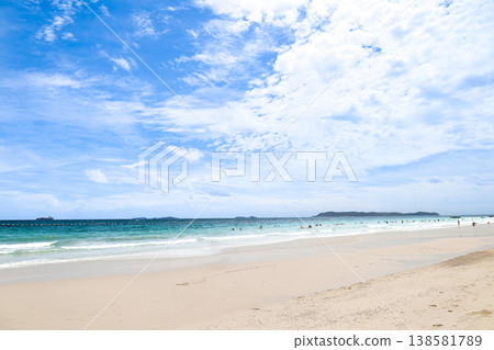湛藍天空下的海灘 湛藍天空下的海灘 138581789