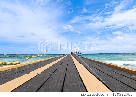 藍色的大海和浮碼頭 藍色的大海和浮碼頭 138581793