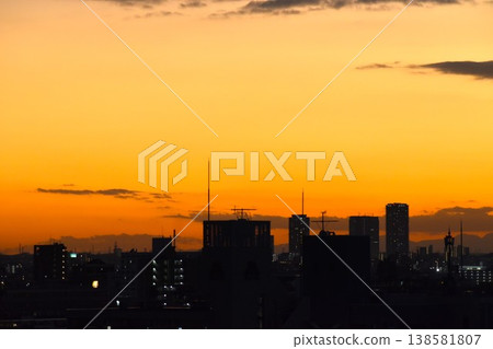 The western sky was dyed bright red. The western sky was dyed bright red. 138581807