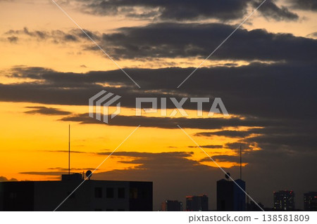 The western sky was dyed bright red. The western sky was dyed bright red. 138581809