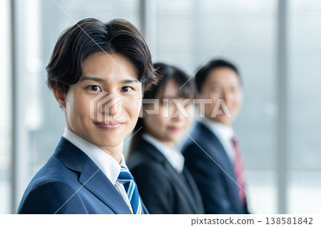 商人在辦公室工作。照片由東京電子專門學校電波學園提供。 商人在辦公室工作。照片由東京電子專門學校電波學園提供。 138581842