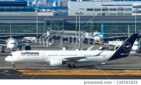 Lufthansa aircraft at Haneda Airport Lufthansa aircraft at Haneda Airport 138581929