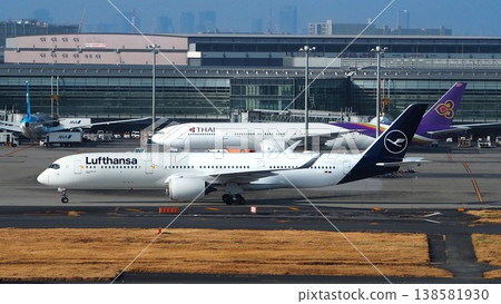 Lufthansa and Thai Airways planes at Haneda Airport 138581930