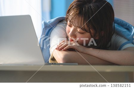 女子在筆電前打瞌睡：快樂流行 138582151