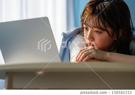 A woman working on her laptop: Happy Pop 138582152