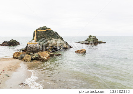 三重縣伊勢市的二見浦夫婦岩(二見興玉神社) 三重縣伊勢市的二見浦夫婦岩(二見興玉神社) 138582323