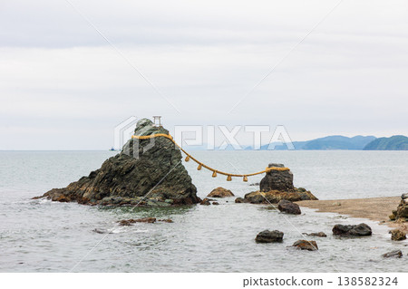 三重縣伊勢市的二見浦夫婦岩(二見興玉神社) 三重縣伊勢市的二見浦夫婦岩(二見興玉神社) 138582324