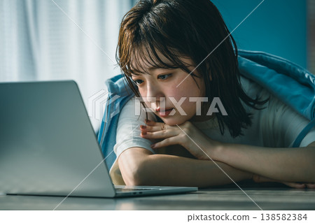 面對筆記型電腦的女人：快樂流行樂 138582384