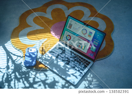 Laptop and smartphone: Happy Pop 138582391