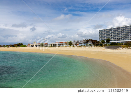 沖繩縣糸滿市西崎町糸滿美美海灘的沙灘和蔚藍大海景色 沖繩縣糸滿市西崎町糸滿美美海灘的沙灘和蔚藍大海景色 138582449