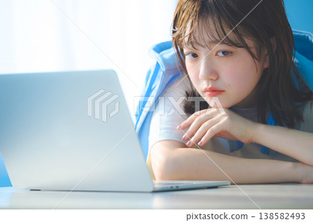一位年輕女子正在使用筆記型電腦：快樂流行樂 138582493