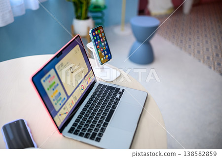 筆記型電腦與智慧型手機:快樂流行樂 筆記型電腦與智慧型手機:快樂流行樂 138582859