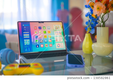 桌上的筆記型電腦和智慧型手機：快樂流行樂 138582861