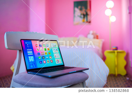粉紅色房間裡的筆記型電腦：快樂流行樂 138582868