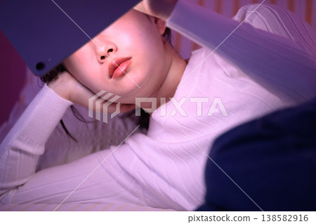 一位女士正在看平板電腦：快樂流行樂 138582916
