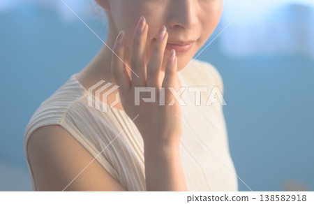 一位女士正在塗抹護膚品：快樂流行樂 138582918