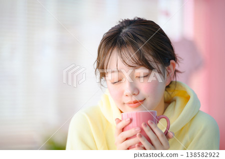 一位女士手捧馬克杯：快樂流行樂 138582922
