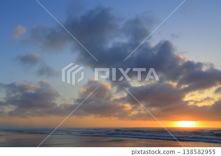 beautiful beach sunrise 138582955