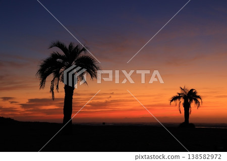 beautiful beach sunrise 138582972