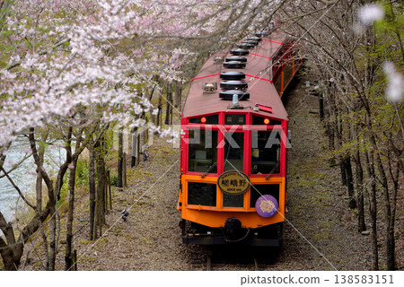 嵯峨野觀光鐵道 嵯峨野號列車 8 號 嵯峨野觀光鐵道 嵯峨野號列車 8 號 138583151