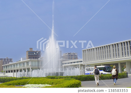 廣島和平紀念館在藍天下綿延展開。 廣島和平紀念館在藍天下綿延展開。 138583353