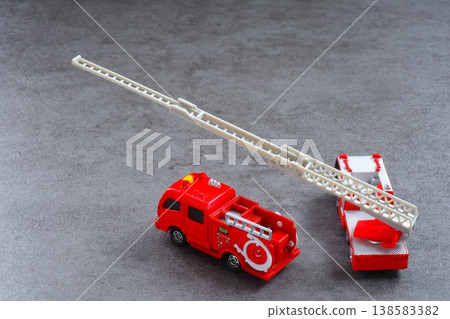 消防車 - 消防車(雲梯車和抽水車)正在出動。 消防車 - 消防車(雲梯車和抽水車)正在出動。 138583382