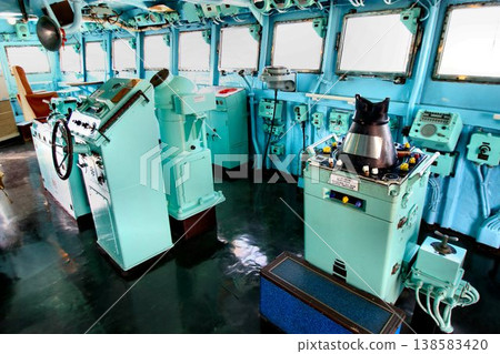 From Nagoya Port, the bridge of the Antarctic research vessel Fuji, which tells the story of Antarctic research to this day. 138583420