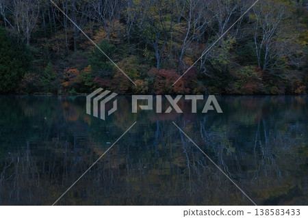 Autumn leaves reflected on the water 138583433