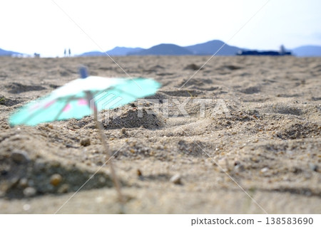 一把小陽傘營造的夏日景象 | 趣味十足的微縮海灘圖 一把小陽傘營造的夏日景象 | 趣味十足的微縮海灘圖 138583690