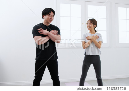 年輕女子正在接受私人教練的訓練 138583726