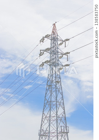 【藍天與輸電塔】仰望輸電塔、白雲、能源、基礎設施,垂直視角 【藍天與輸電塔】仰望輸電塔、白雲、能源、基礎設施,垂直視角 138583750