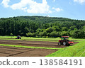 Under the blue sky, farming work in the field, tilling the soil. 138584191