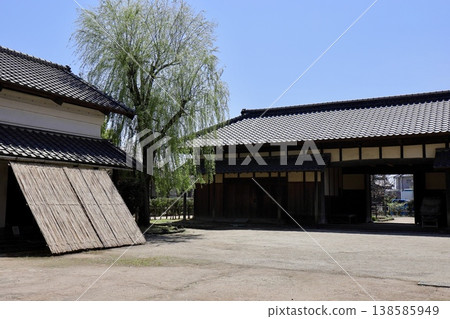A storehouse with an eaves reminiscent of the Edo period, a long gatehouse, and a willow tree - Former Osawa Residence, Fujimi City, Saitama Prefecture 138585949