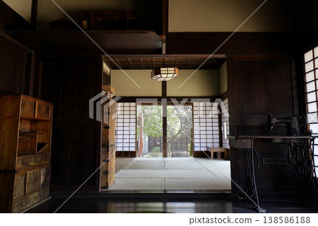 從泥土地面上看到的舊農舍日式房間:原金子宅邸,埼玉縣 從泥土地面上看到的舊農舍日式房間:原金子宅邸,埼玉縣 138586188