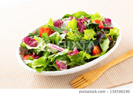 桌上的蔬菜沙拉 138586290