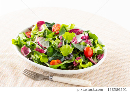 桌上的蔬菜沙拉 138586291