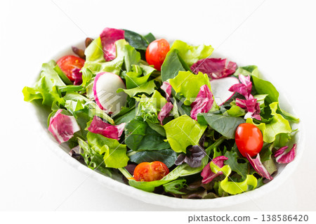 桌上的蔬菜沙拉 138586420